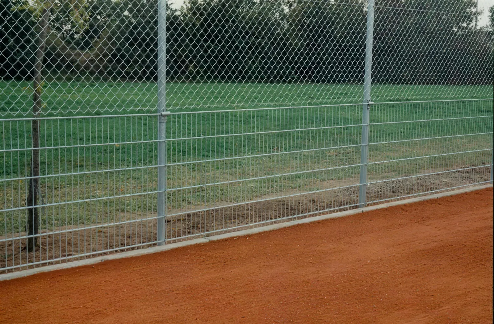 Ballfangzaun und Doppelstabmatten an einer Sportanlage, montiert von Draht-Hörl